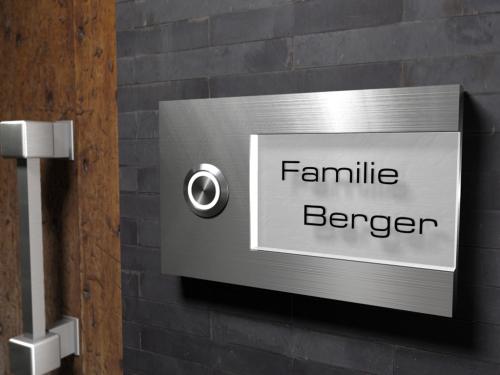 Artikelbild des Artikels “Design Edelstahlklingel mit Led-Namesbeleuchtung (austauschbares Gravurschild) „Satin“ “